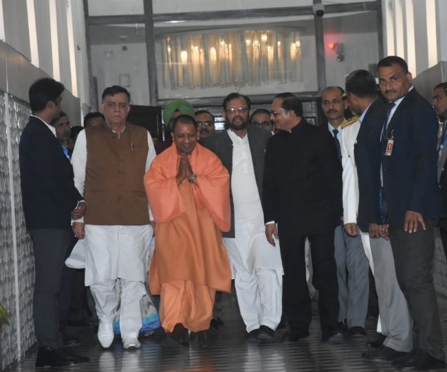 अंदर UP विधानमंडल का शीतकालीन सत्र शुरु, बाहर सपाइयों का हल्ला बोल: PHOTOS  